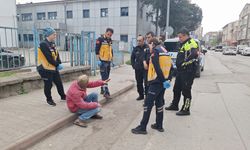 Samsun'da kaldırımda uyuklayan şahsı emniyet güçleri evine bıraktı