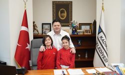 Başkanlık koltuğuna oturan çocuklar, Kadıköy'de çok sayıda yaz okulu istedi.