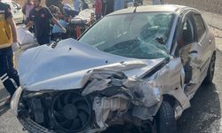 Mardin Midyat’ta Otomobil ile Traktör Çarpıştı: 3 Kişi Yaralandı