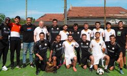 Emre Belözoğlu üniversitede öğrencilerle futbol oynadı