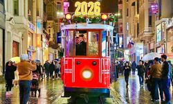 İstiklal Caddesi'nde İETT’nin yeni yıl öncesi nostaljik tramvay sürprizi...