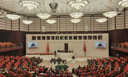 TBMM’de “Mutlak Butlan” gerilimi: CHP’den sıralara vurarak protesto