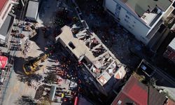 Gebze'de 4 kişinin hayatını kaybettiği çöken binanın çevresindeki yapılar yıkılıyor