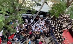 Açlık grevindeki öğretmenlerin yürüyüşüne polis engeli