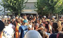 İzmir Onur Yürüyüşü'ne polis müdahalesi: Gözaltına alınan 36 kişiye para cezası