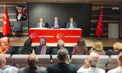 Gürsel Tekin, İstanbul İl Başkanlığı'nda CHP'ye yeni katılan üyelere rozetlerini taktı