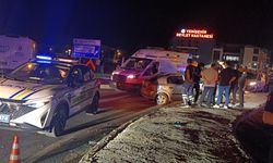 Bursa Yenişehir’de trafik kazası: Otomobil kaldırıma çarptı, 1 ölü 2 yaralı