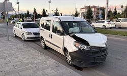 Erzurum Farabi Bulvarı Kavşağı’nda trafik kazası: 3 kişi yaralandı