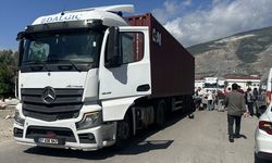 İskenderun trafik kazası: Tırın çarptığı motosiklette anne ve 2 çocuğu yaralandı