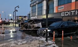 İstanbul Bakırköy’de araç yangını: 2 otomobil tamamen yandı
