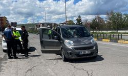 Kars’ta trafik kazası: Yolun karşısına geçmeye çalışan adam ağır yaralandı