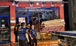 Konya’da kamyon market camekanına girdi: Selçuklu trafik kazasında sürücü ağır yaralandı
