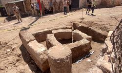 Mardin Midyat’ta parke çalışmasında Süryanice yazıtlı tarihi taş bloklar bulundu