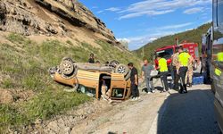 Refahiye’de hafif ticari araç devrildi: Erzincan trafik kazasında 6 yaralı
