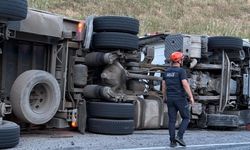 Siirt-Eruh yolunda briket yüklü tırın devrildiği trafik kazasında sürücü yaralandı