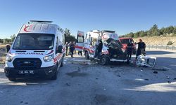 SON DAKİKA: Kütahya trafik kazasında ambulans iki tıra çarptı, 1 ölü 4 yaralı