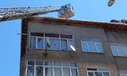 Sultangazi’de son dakika yangın: Apartman çatısı alev aldı