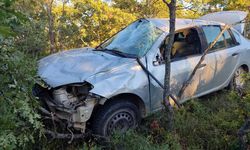 Uşak Banaz trafik kazasında otomobil ağaçlara çarptı: 1 ölü, 1 yaralı