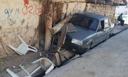 Uşak Banaz’da bankta oturan 2 kişiye otomobil çarptı