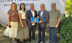 Sakarya Üniversitesi’nden tezini kitaplaştıran gazeteci Atakan Çelik’e teşekkür belgesi