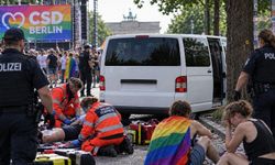 Berlin'de onur yürüyüşünde minibüs kalabalığa daldı: 1 ölü, 16 yaralı