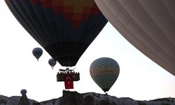Kapadokya semalarında 15 Temmuz anması: Sıcak hava balonları şehitlerin fotoğraflarıyla havalandı