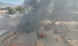 İzmir Bayraklı'daki iş yeri yangını büyümeden kontrol altına alındı