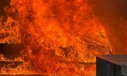 Batman’da site bahçesinde araç yangını: 3 otomobili kullanılamaz hale geldi