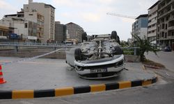 Hatay İskenderun’da bariyerlere çarpan otomobilin devrildiği trafik kazasında 2 ölü, 3 yaralı