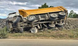 Samsun Atakum’da trafik kazası: Devrilen kamyonun sürücüsü hayatını kaybetti