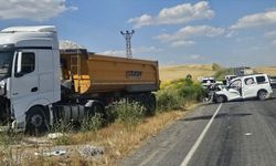 SON DAKİKA: Muş Malazgirt'te feci trafik kazası... Kamyonla çarpışan araçta 2 ölü, 2 yaralı