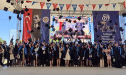 İLEF mezunları diplomalarını törenle aldı