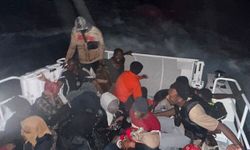 İzmir'de 51 düzensiz göçmen yakalandı: 2 göçmen kaçakçılığı şüphelisi gözaltında