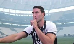 Vlahovic, Beşiktaş taraftarının önünde imzayı attı