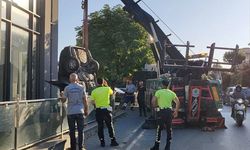 Bakırköy'de araçlardan birinin apartman boşluğuna düştüğü trafik kazasında 2 yaralı