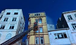 Beyoğlu'nda yangın: Kasımpaşa Stadı arkasındaki daire kullanılamaz hale geldi