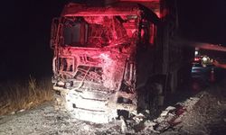 Kilis'te araç yangını: Nargile kömürü yüklü tır seyir halindeyken alev aldı