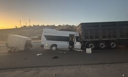 Malatya Battalgazi’de minibüs tıra çarptı: 3'ü ağır 18 kişi yaralandı