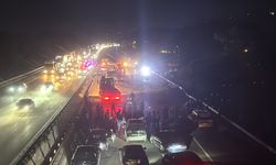 Sakarya Anadolu Otoyolu'nda tırın devrildiği trafik kazasında ulaşım aksadı