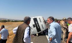 SON DAKİKA: Diyarbakır Lice'de feci trafik kazası... Devrilen minibüste 2 ölü, 4'ü ağır 12 yaralı