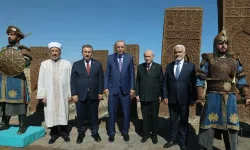 Erdoğan ve Bahçeli, Cumhur İttifakı ortaklarıyla Ahlat'ta Selçuklu Mezarlığı'nı ziyaret etti