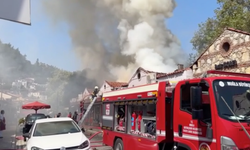Muğla’da Fethiye Balık Hali’nde restoran yangını: Çevredeki iş yerlerinin çatıları da zarar gördü