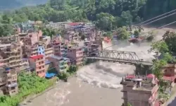 Himalayalar'da sel ve toprak kayması: Binlerce kişi kayıp ve mahsur