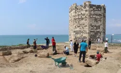 Aigeai Antik Kenti'nde Büyük İskender dönemine ait 10 mezar bulundu