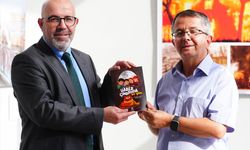Gazetecilerden çocuklara medya okuryazarlığı rehberi: "Haber Çınarında Bir Gün" çıktı