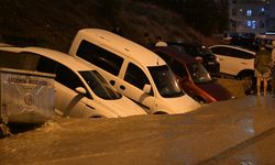 Ankara'da sağanak sonrası oluşan selde yol çöktü, araçlar zarar gördü