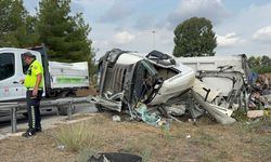 Adana Sarıçam'da kaza: Atık yüklü tır devrildi, 1 yaralı