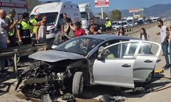 Bursa Orhangazi’de trafik kazası: Bariyere çarpan otomobilde 3 kişi yaralandı