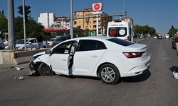 Kırıkkale'de trafik kazası: Otomobilin beton bariyere çarptığı kazada sürücü yaralandı
