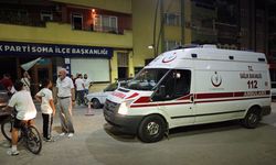 Manisa Soma'da trafik kazası: Otomobil AK Parti binasına girdi, sürücü yaralandı
